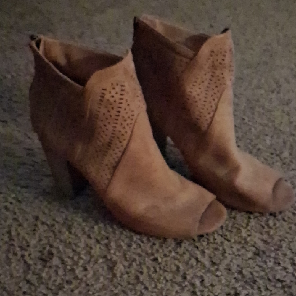 Chic Tan Ankle Boots